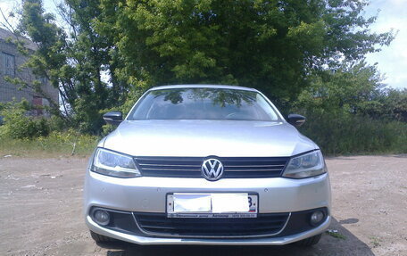 Volkswagen Jetta VI, 2013 год, 1 030 000 рублей, 2 фотография