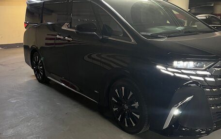 Toyota Alphard, 2024 год, 13 000 000 рублей, 2 фотография