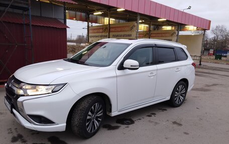 Mitsubishi Outlander III рестайлинг 3, 2022 год, 2 850 000 рублей, 10 фотография