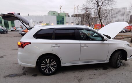 Mitsubishi Outlander III рестайлинг 3, 2022 год, 2 850 000 рублей, 9 фотография