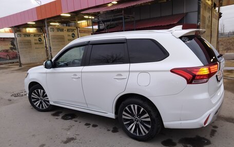 Mitsubishi Outlander III рестайлинг 3, 2022 год, 2 850 000 рублей, 8 фотография