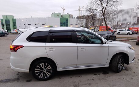 Mitsubishi Outlander III рестайлинг 3, 2022 год, 2 850 000 рублей, 5 фотография