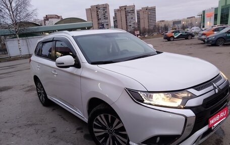 Mitsubishi Outlander III рестайлинг 3, 2022 год, 2 850 000 рублей, 2 фотография