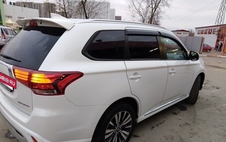 Mitsubishi Outlander III рестайлинг 3, 2022 год, 2 850 000 рублей, 4 фотография