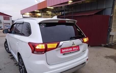 Mitsubishi Outlander III рестайлинг 3, 2022 год, 2 850 000 рублей, 6 фотография
