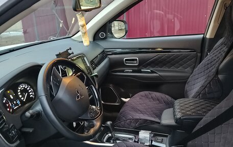 Mitsubishi Outlander III рестайлинг 3, 2022 год, 2 850 000 рублей, 13 фотография