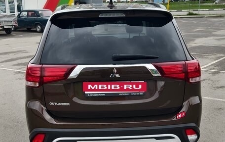 Mitsubishi Outlander III рестайлинг 3, 2021 год, 2 395 000 рублей, 4 фотография