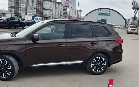 Mitsubishi Outlander III рестайлинг 3, 2021 год, 2 395 000 рублей, 2 фотография