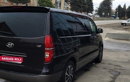 Hyundai Grand Starex Grand Starex I рестайлинг 2, 2018 год, 3 420 000 рублей, 8 фотография