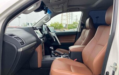 Toyota Land Cruiser Prado 150 рестайлинг 2, 2021 год, 3 199 000 рублей, 10 фотография
