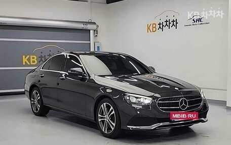 Mercedes-Benz E-Класс, 2022 год, 3 700 000 рублей, 4 фотография
