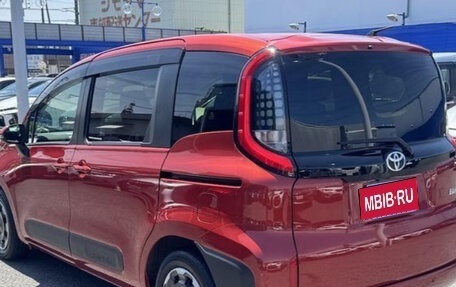 Toyota Sienta, 2022 год, 1 075 000 рублей, 3 фотография