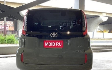 Toyota Sienta, 2022 год, 1 075 000 рублей, 5 фотография