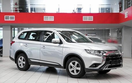 Mitsubishi Outlander III рестайлинг 3, 2019 год, 1 899 000 рублей, 2 фотография