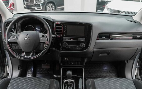 Mitsubishi Outlander III рестайлинг 3, 2019 год, 1 899 000 рублей, 11 фотография