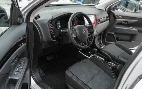 Mitsubishi Outlander III рестайлинг 3, 2019 год, 1 899 000 рублей, 10 фотография