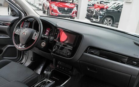 Mitsubishi Outlander III рестайлинг 3, 2019 год, 1 899 000 рублей, 8 фотография