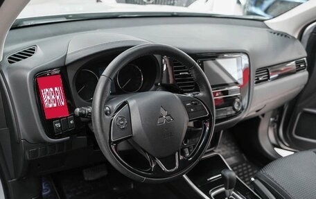 Mitsubishi Outlander III рестайлинг 3, 2019 год, 1 899 000 рублей, 9 фотография