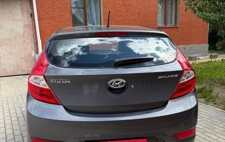 Hyundai Solaris II рестайлинг, 2013 год, 700 000 рублей, 2 фотография