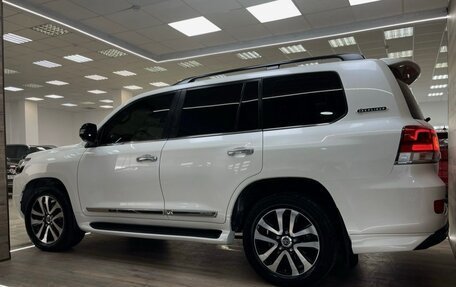 Toyota Land Cruiser 200, 2017 год, 6 790 000 рублей, 3 фотография