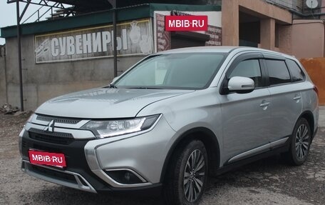Mitsubishi Outlander III рестайлинг 3, 2019 год, 2 200 000 рублей, 3 фотография