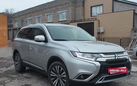 Mitsubishi Outlander III рестайлинг 3, 2019 год, 2 200 000 рублей, 4 фотография