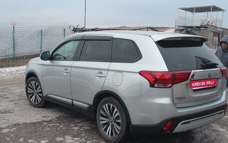 Mitsubishi Outlander III рестайлинг 3, 2019 год, 2 200 000 рублей, 5 фотография