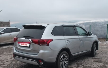 Mitsubishi Outlander III рестайлинг 3, 2019 год, 2 200 000 рублей, 2 фотография