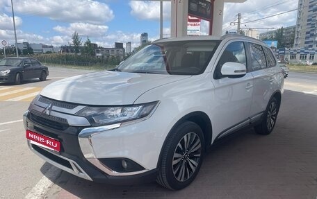 Mitsubishi Outlander III рестайлинг 3, 2021 год, 2 150 000 рублей, 3 фотография