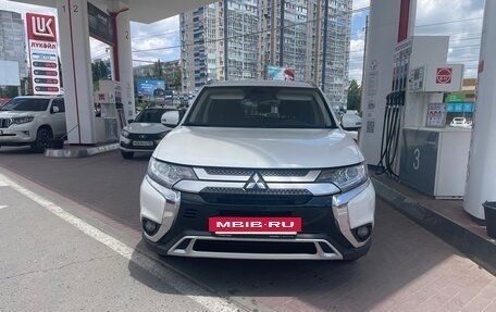 Mitsubishi Outlander III рестайлинг 3, 2021 год, 2 150 000 рублей, 2 фотография