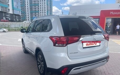 Mitsubishi Outlander III рестайлинг 3, 2021 год, 2 150 000 рублей, 4 фотография