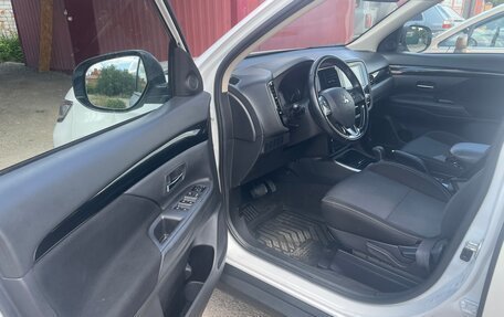 Mitsubishi Outlander III рестайлинг 3, 2021 год, 2 150 000 рублей, 7 фотография