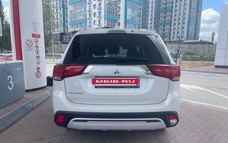Mitsubishi Outlander III рестайлинг 3, 2021 год, 2 150 000 рублей, 5 фотография
