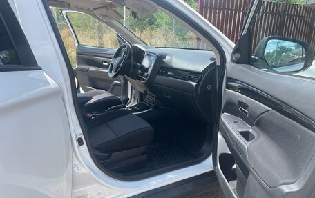 Mitsubishi Outlander III рестайлинг 3, 2021 год, 2 150 000 рублей, 9 фотография