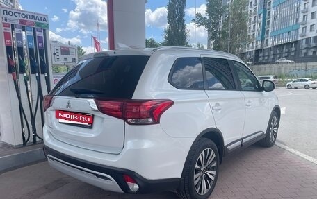 Mitsubishi Outlander III рестайлинг 3, 2021 год, 2 150 000 рублей, 6 фотография