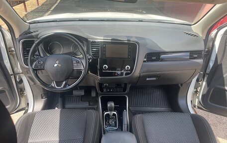 Mitsubishi Outlander III рестайлинг 3, 2021 год, 2 150 000 рублей, 22 фотография
