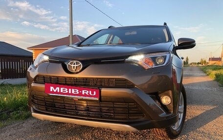 Toyota RAV4, 2017 год, 2 360 000 рублей, 2 фотография