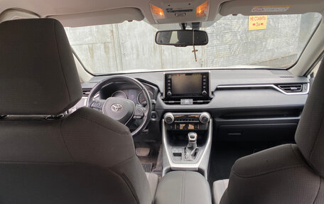 Toyota RAV4, 2021 год, 2 900 000 рублей, 10 фотография