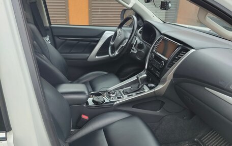 Mitsubishi Pajero Sport III рестайлинг, 2017 год, 3 100 000 рублей, 3 фотография