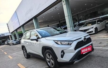 Toyota RAV4, 2022 год, 2 600 000 рублей, 5 фотография