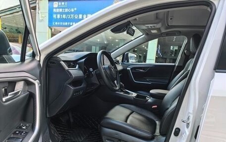 Toyota RAV4, 2022 год, 2 600 000 рублей, 15 фотография