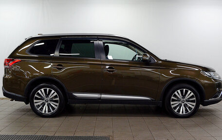 Mitsubishi Outlander III рестайлинг 3, 2020 год, 1 780 000 рублей, 5 фотография
