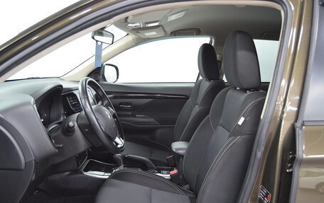 Mitsubishi Outlander III рестайлинг 3, 2020 год, 1 780 000 рублей, 10 фотография