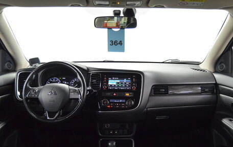 Mitsubishi Outlander III рестайлинг 3, 2017 год, 1 980 000 рублей, 18 фотография