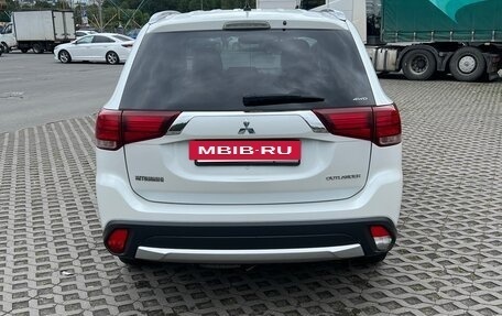Mitsubishi Outlander III рестайлинг 3, 2015 год, 1 900 000 рублей, 6 фотография