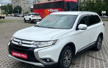 Mitsubishi Outlander III рестайлинг 3, 2015 год, 1 900 000 рублей, 2 фотография