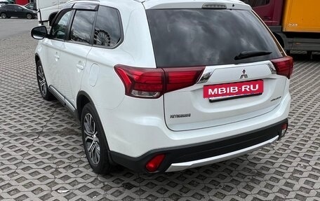Mitsubishi Outlander III рестайлинг 3, 2015 год, 1 900 000 рублей, 4 фотография