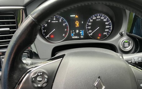 Mitsubishi Outlander III рестайлинг 3, 2015 год, 1 900 000 рублей, 10 фотография