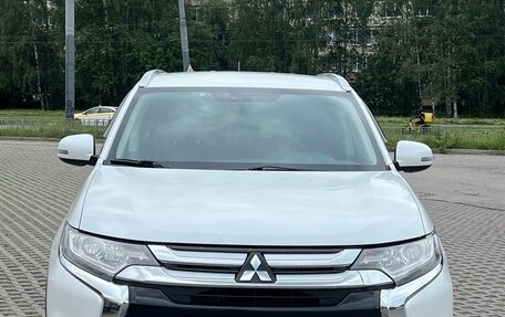 Mitsubishi Outlander III рестайлинг 3, 2015 год, 1 900 000 рублей, 9 фотография