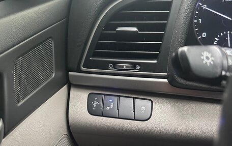 Hyundai Elantra VI рестайлинг, 2016 год, 1 600 000 рублей, 9 фотография